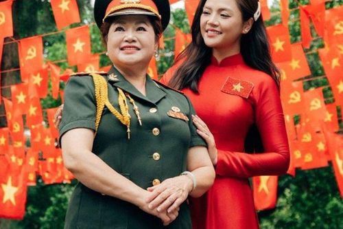 Mẹ ruột Thu Quỳnh háo hức đón lễ 2/9 với cháu ngoại đáng yêu, là Thượng tá nổi danh 'thiên nga của sân khấu kịch'