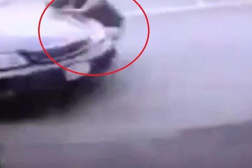Nhân chứng kể lại giây phút cô gái tức giận vì bị chia tay rồi nhấn ga lao thẳng vào bạn trai khiến ai cũng rùng mình