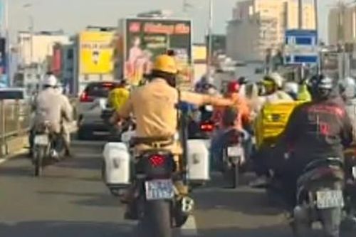 Clip CSGT TPHCM hụ còi mở đường cho ôtô đưa thai phụ đến BV Từ Dũ