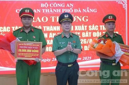 Khen thưởng các đơn vị phá nhanh vụ án người nước ngoài cướp tiệm vàng