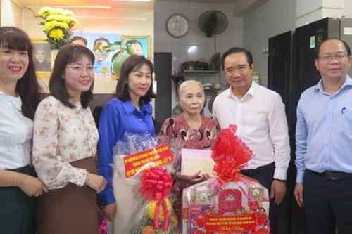 Chủ tịch UBND TPHCM thăm, tặng quà Mẹ Việt Nam Anh hùng nhân dịp Quốc khánh 2-9