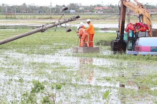EVN nỗ lực khắc phục sự cố, khôi phục cung cấp điện vùng ảnh hưởng sau bão số 5