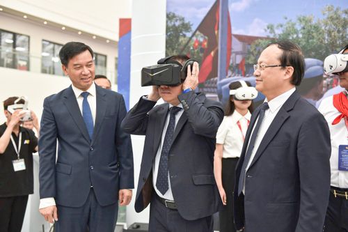 Lãnh đạo Đảng, Nhà nước tham quan gian trưng bày VOV, trải nghiệm kính VR