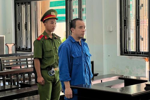 Vào tù vì mang 'quà kỷ niệm' là viên đạn lên máy bay