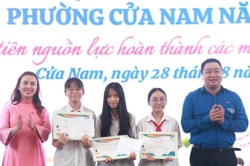 Phường Cửa Nam trao hàng trăm suất quà cho thiếu nhi
