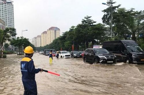 Phân luồng từ xa tránh úng ngập trên đường Võ Chí Công