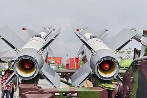 Bộ Quốc phòng trưng bày nhiều loại vũ khí, khí tài hiện đại