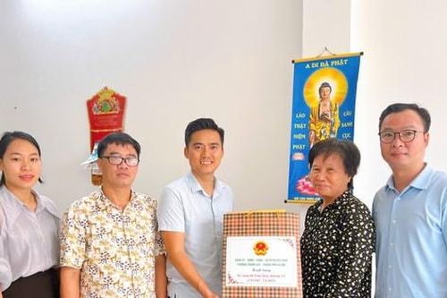 Phường Thanh Liệt thăm, tặng quà cá nhân tiêu biểu, người có công với cách mạng