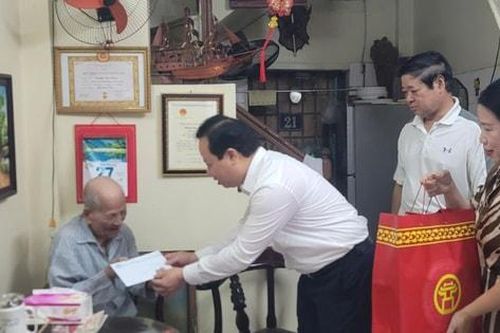 Lãnh đạo phường Văn Miếu - Quốc Tử Giám thăm, tặng quà người có công