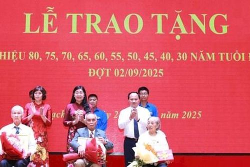 220 đảng viên Đảng bộ phường Bạch Mai vinh dự nhận Huy hiệu Đảng