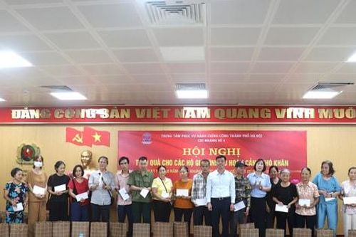 Trao 50 suất quà cho các gia đình khó khăn tại 10 phường của Hà Nội