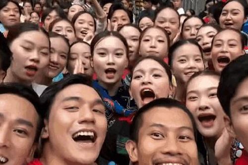 Dàn diễn viên 'Mưa đỏ' xuất hiện tại buổi sơ duyệt A80: Niềm tự hào của những 'người lính' trên màn ảnh