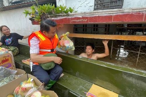 Hàng nghìn ngôi nhà bị ngập sâu, người dân trắng đêm chạy lũ