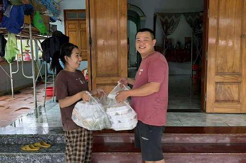 Những suất cơm nghĩa tình
