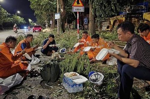 Ngành điện nói gì về suất cơm bình dân đắt đỏ sau bão xôn xao dư luận