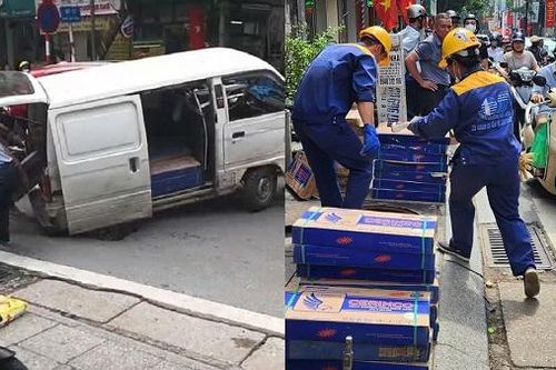 Ô tô bất ngờ 'sụt hố' trên phố Đội Cấn, Hà Nội