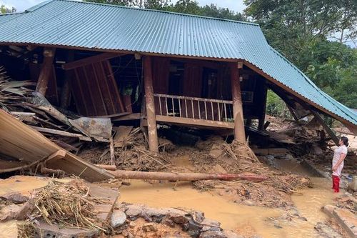 Lũ quét bất ngờ: 'Trong khoảnh khắc ngắn ngủi, cả nhà chỉ kịp hô nhau chạy thoát thân'