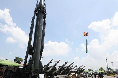 Người dân 'mắt thấy, tay sờ' dàn khí tài 'khủng' tại Triển lãm thành tựu đất nước