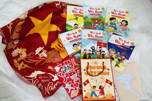 Phát hành bộ sách 'Yêu quá Việt Nam'
