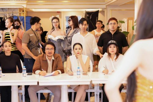 Đạo diễn Hoàng Nhật Nam cùng NTK Thanh Hương Bùi chuẩn bị cho Vietnam Beauty Fashion Fest