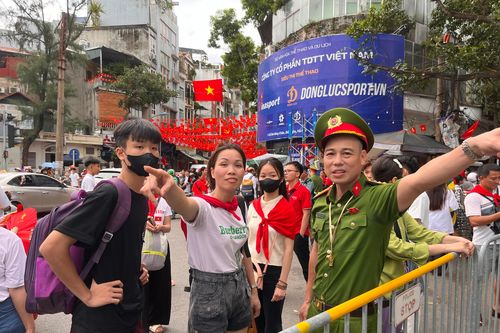 Hình ảnh Công an Hà Nội tận tình hướng dẫn người dân tìm vị trí xem Tổng duyệt sự kiện A80