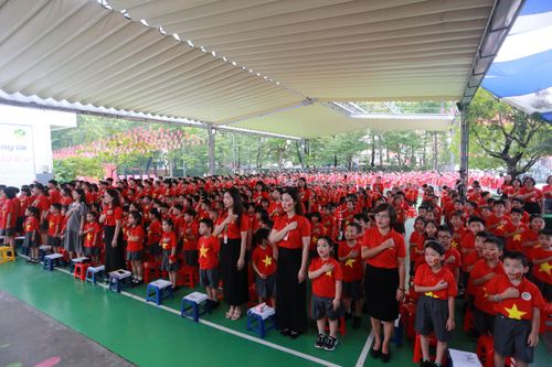 Ấn tượng với những hình ảnh hàng trăm học sinh Hà Nội mặc áo cờ đỏ sao vàng hát Quốc ca