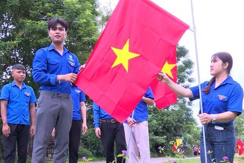 Quảng Ngãi: Những lá cờ đỏ sao vàng tung bay giữa đại ngàn Tây Nguyên