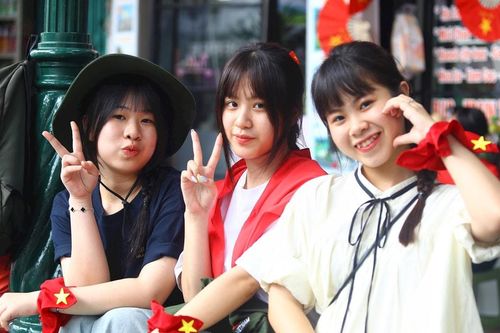 Người dân xếp chỗ từ sáng sớm chờ xem Tổng duyệt A80 vào ngày mai