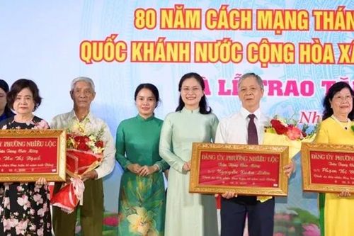 TP Hồ Chí Minh: Trao Huy hiệu Đảng cho 62 đảng viên nhân dịp Quốc khánh 2/9