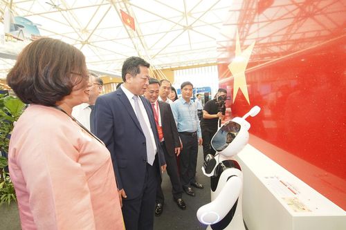 Chiêm ngưỡng lá cờ Tổ quốc bằng đá lớn nhất Việt Nam