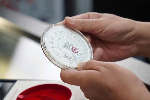Giá vàng tăng cao kỷ lục, dân đổ xô sang mua bạc