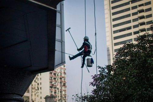 Người phụ nữ TQ trầm cảm vì công nhân lau kính bắt gặp đang khỏa thân