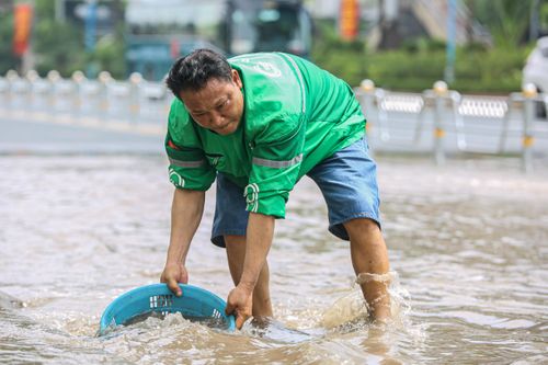 Mang chậu ra giữa đường bắt cá sau hai ngày mưa ngập ở Hà Nội