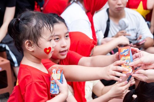 Ovaltine tiếp sức cho trẻ em xem diễu binh lễ Quốc khánh 2/9 ở Hà Nội
