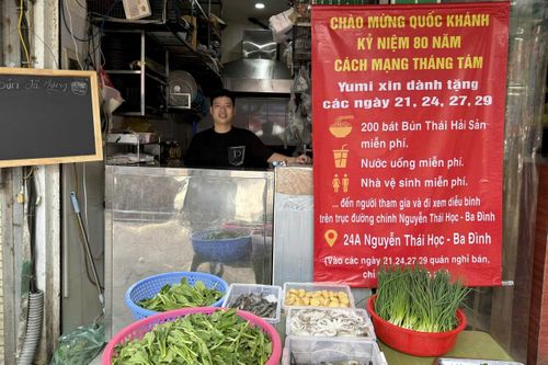 Quán ăn tặng gần nghìn bát bún hải sản cho bà con chờ xem diễu binh