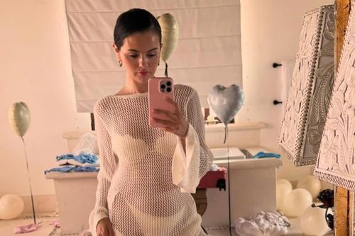 4,5 triệu người thích Selena Gomez diện bikini ở tiệc độc thân