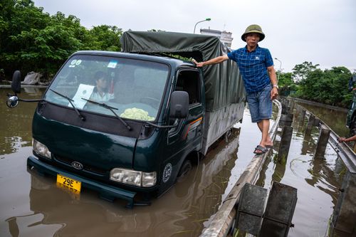 Xe tải mắc kẹt 3 ngày ở điểm ngập úng tại Hà Nội