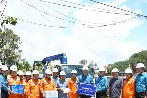 Công đoàn Điện lực Việt Nam động viên khắc phục hậu quả bão số 5