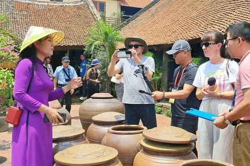Báo chí quốc tế trải nghiệm Làng cổ Đường Lâm quảng bá di sản Hà Nội
