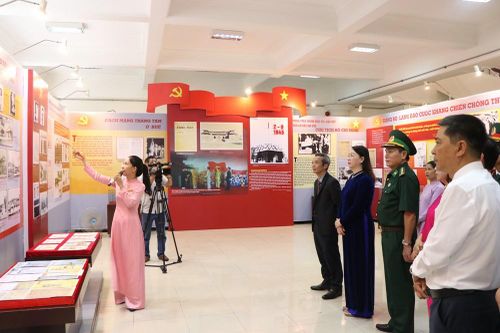 Khai mạc triển lãm chuyên đề 'Lời Đảng hiệu triệu trái tim'
