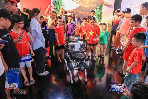 Trải nghiệm công nghệ thực tế ảo 'hút' khách tham quan tại khu vực triển lãm của Quân đội