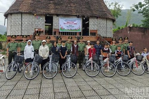 Công an thành phố Đà Nẵng trao tặng xe đạp cho học sinh con em đồng bào Cơ Tu