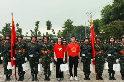 Tiếp sức cho Khối nữ chiến sĩ thông tin trước ngày tổng duyệt A80