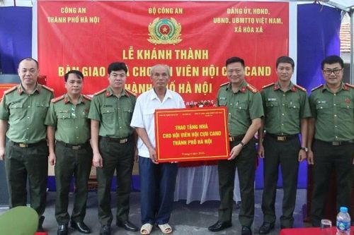 Công an Hà Nội trao tặng nhà cho hội viên Hội Cựu Công an nhân dân