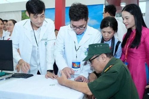 Khách tham quan được khám sức khỏe miễn phí, trải nghiệm dịch vụ y tế công nghệ cao