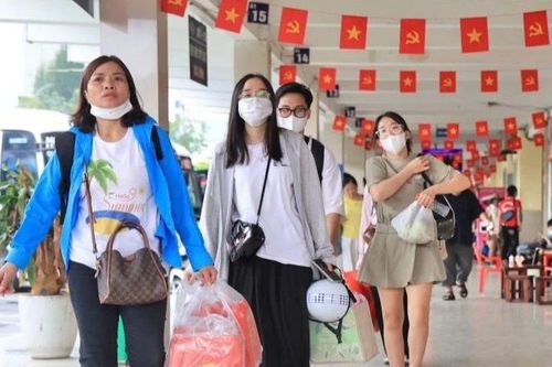 Bến xe Hà Nội thưa khách, sân bay đông đúc trước kỳ nghỉ lễ Quốc khánh