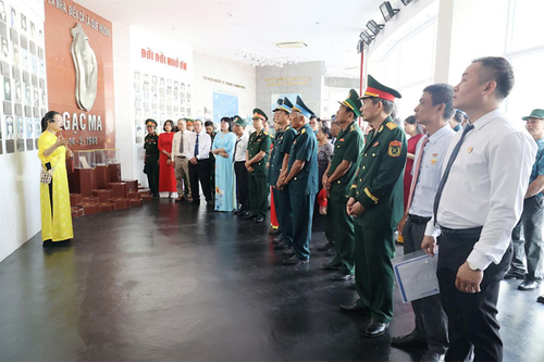Dâng hương tưởng niệm các chiến sĩ Gạc Ma và Khu tưởng niệm Chủ tịch Hồ Chí Minh