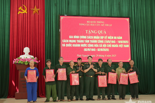 Tổng cục Hậu cần - Kỹ thuật trao quà tặng các gia đình chính sách xã Bình Yên, tỉnh Thái Nguyên