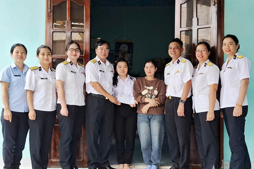 Hải đoàn 129 Hải quân tặng quà con của ngư dân