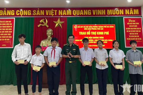Đồn Biên phòng Phú Lộc trao hỗ trợ kinh phí Chương trình 'Nâng bước em tới trường - Con nuôi đồn biên phòng'